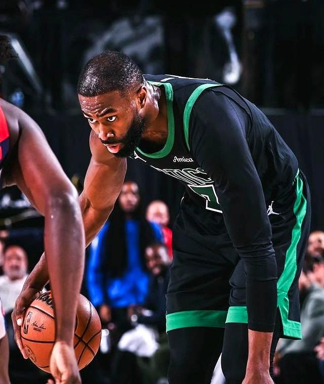 爱游戏-塔图姆回归赛场，战术调整首场状态亮眼，巴塞罗那观众沸腾！的简单介绍